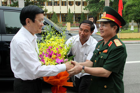 ທ່ານປະທານປະເທດຫວຽດນາມ ເຈືອງເຕີ້ນຊາງ ໄດ້ລົງຢ້ຽມຢາມກອງພົນໃຫຍ່ເລກ 2